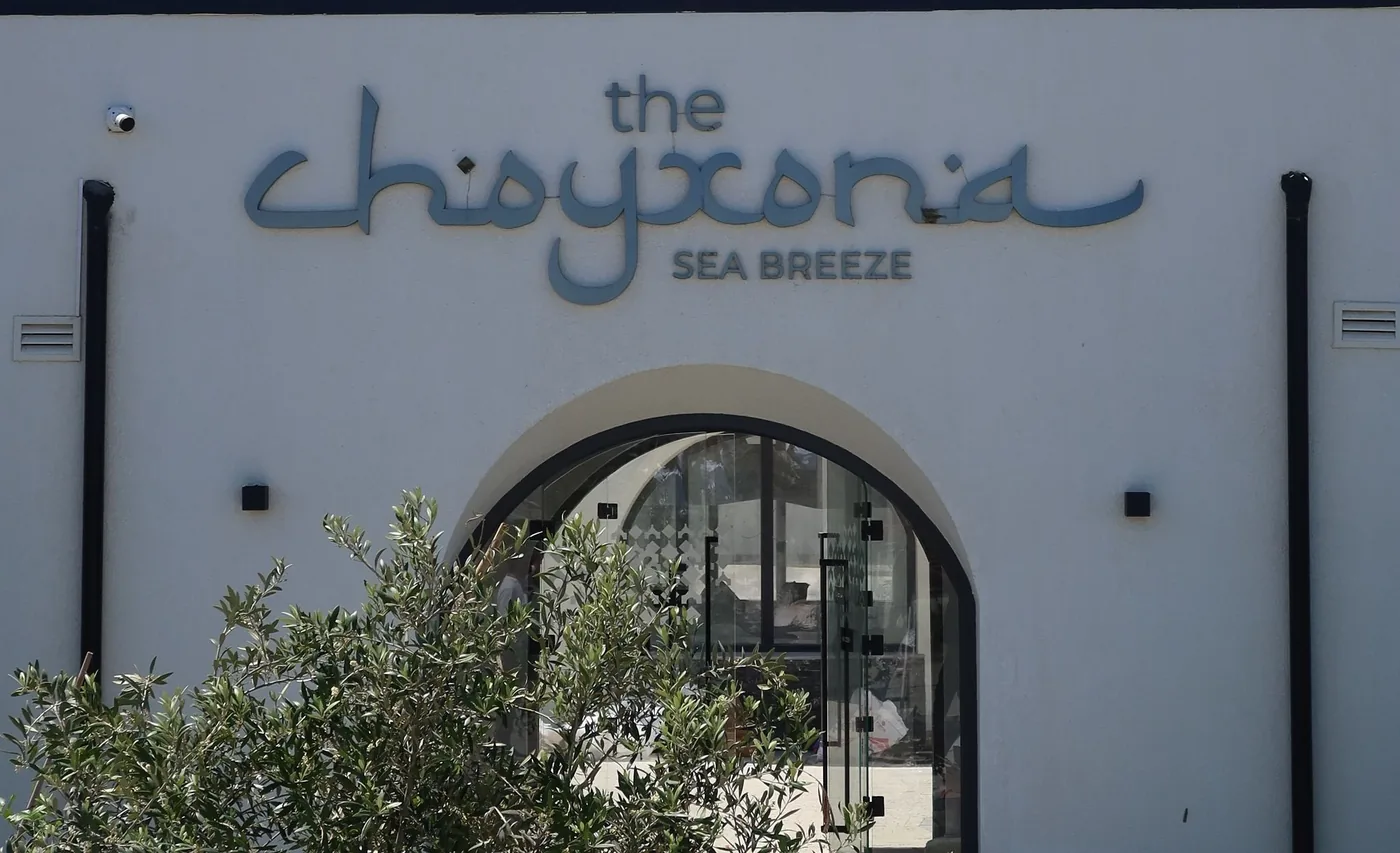 Tağ altında giriş və «the choyxona SEA BREEZE» lövhəsi