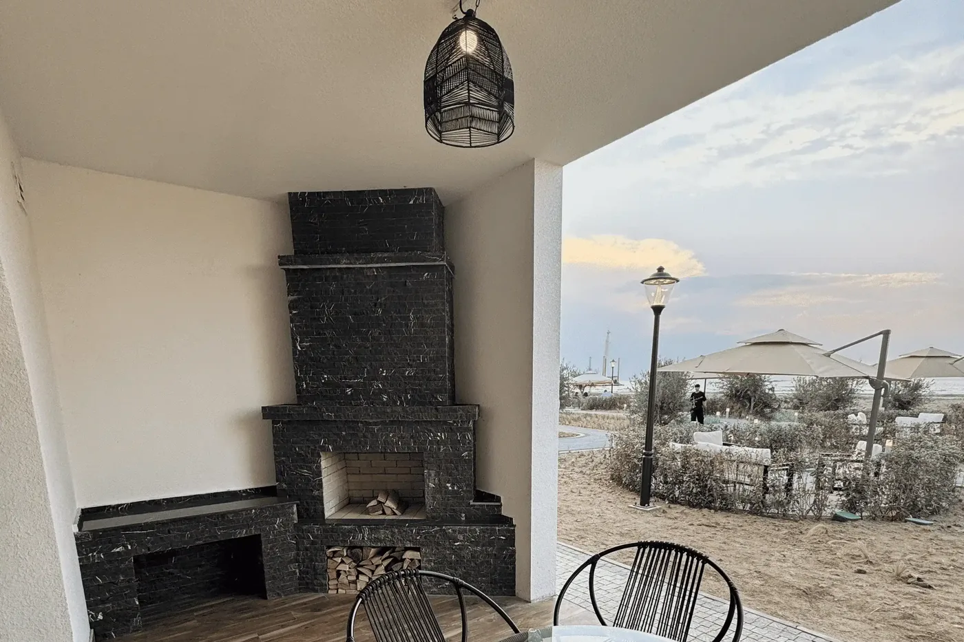 2 nömrəli kabinetin terrası: kamin, arxasında çimərlik