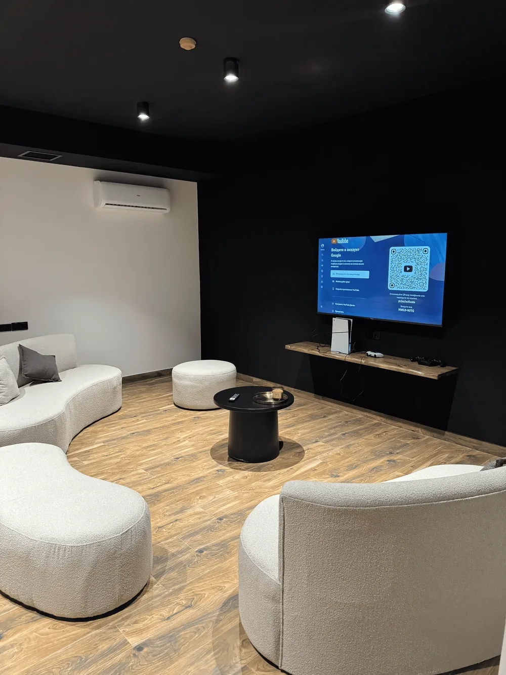 9 nömrəli kabinet: ağ divanlı lounge