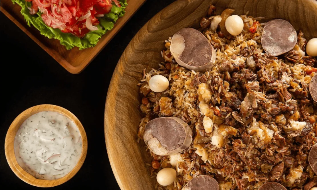 Qazı ilə plov — çayxananın vizit kartı (şəbəkənin fotosu)